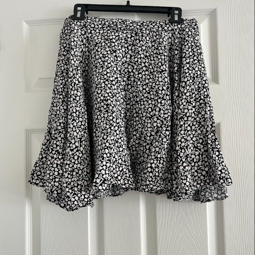 L White Flower Patterned Skirt